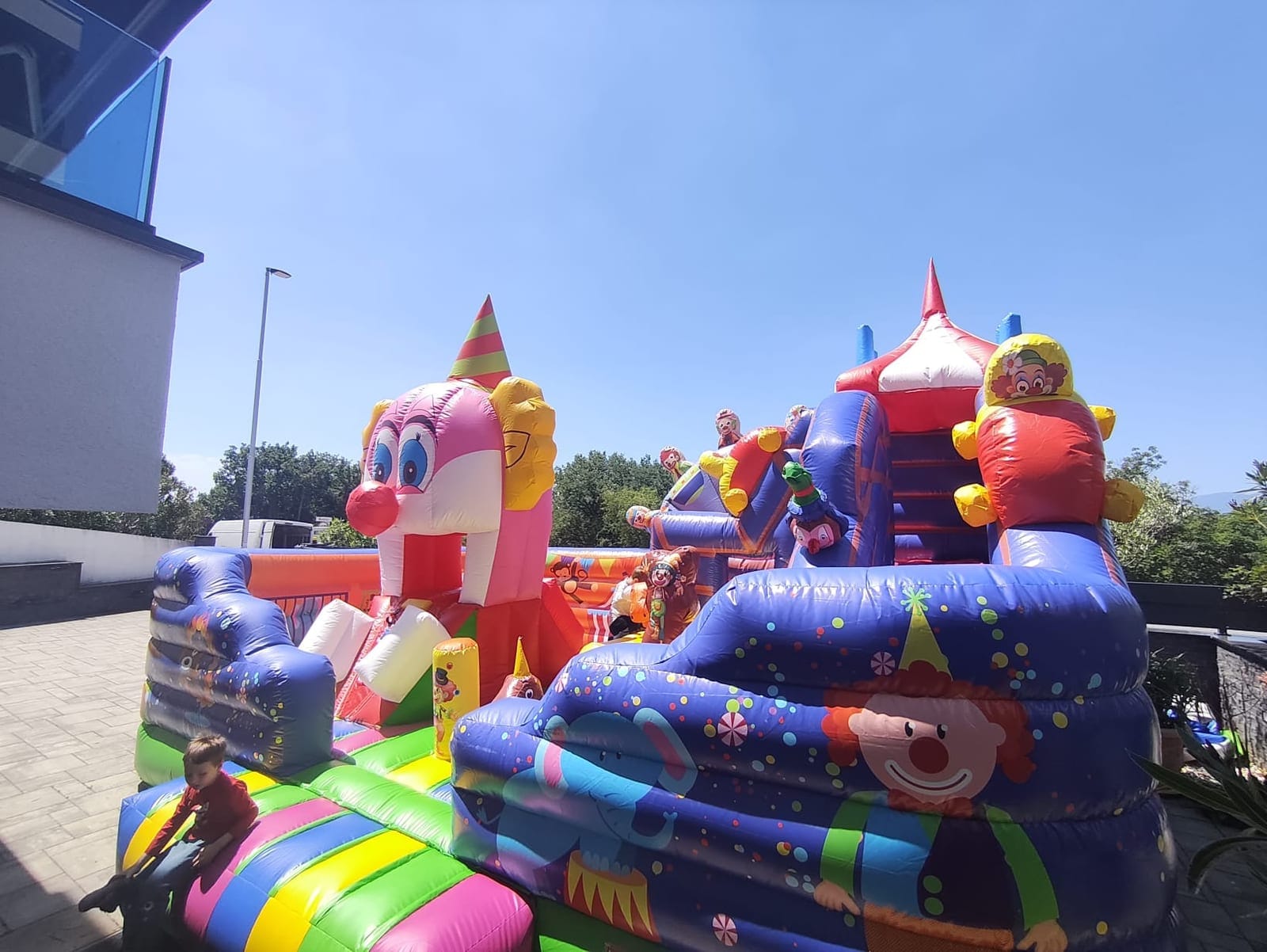 Cirkus — dvorac na napuhavanje